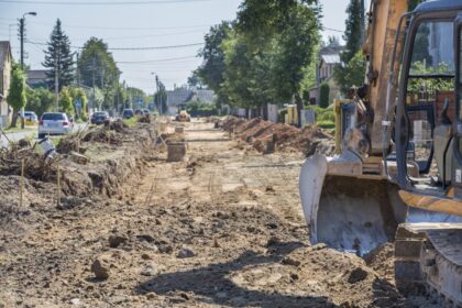 Jau mėnuo buvusi kritinės būklės Pušaloto gatvė panašesnė į baseiną negu į kelią – čia triūsiantys darbininkai ją su visu gruntu iškasė, nes šią vietą tenka remontuoti kapitališkai.