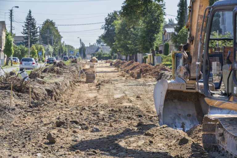 Jau mėnuo buvusi kritinės būklės Pušaloto gatvė panašesnė į baseiną negu į kelią – čia triūsiantys darbininkai ją su visu gruntu iškasė, nes šią vietą tenka remontuoti kapitališkai.