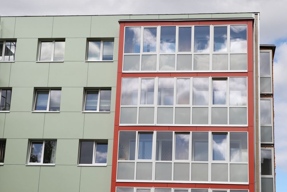 Renovacija – kol kas vienintelė galimybė pasinaudojus valstybės parama atnaujinti senus daugiabučius. Panevėžio apskrityje Biržai – nepralenkiamas renovacijos lyderis. Čia jau renovuota arba baigiama atnaujinti daugiau kaip pusė visų daugiabučių.