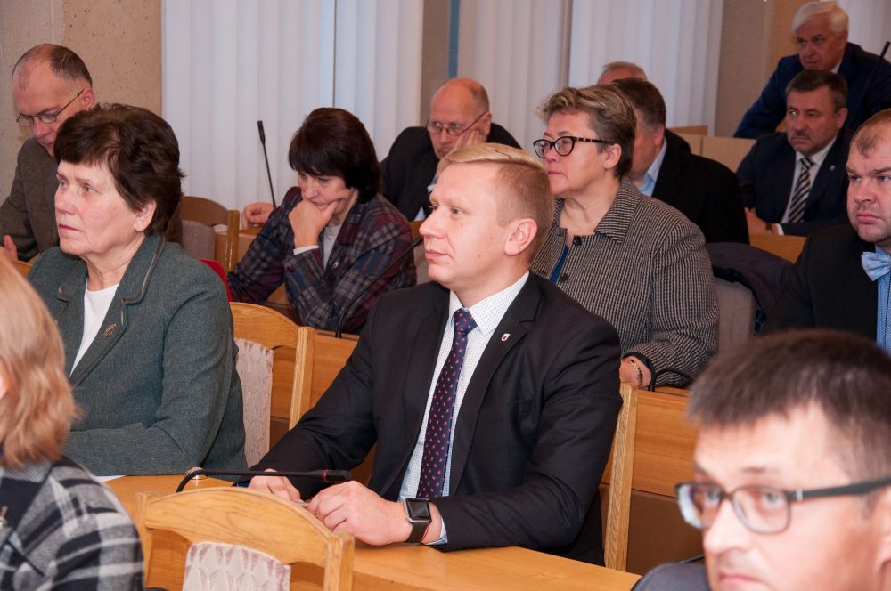 Geriau vieną kartą pamatyti, nei šimtą kartų išgirsti. Tokia praktika nusprendė vadovautis Panevėžio miesto tarybos nariai, neįtikinti policijos pareigūnų pranešimų apie galvos skausmu panevėžiečiams virtusius miesto alaus barus. Opozicija pati į juos susirengė.