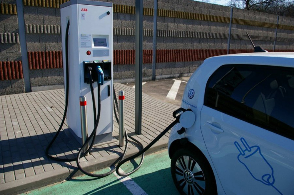 Siekiant sudaryti galimybes elektromobilių vairuotojams sklandžiai ir nepertraukiamai keliauti šalyje, mažinant naftos produktų vartojimą susisiekimo sektoriuje ir švelninant transporto poveikį aplinkai, Lietuvos miestuose dar šiemet bus įrengtos 57 naujos elektromobilių įkrovimo prieigos.