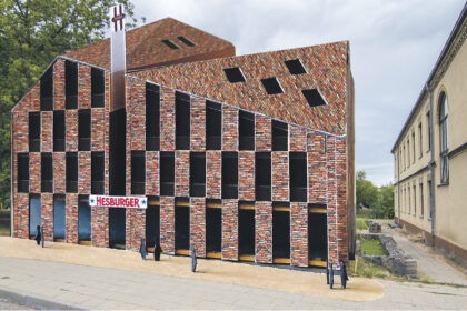 Panevėžio centre, prieš pat Senvagę, turėtų išdygti dar vienas greitojo maisto restoranas. Tokius statinius sunku įsivaizduoti senamiesčio peizaže, tačiau daugiau nei 400 panašių užeigų tinklą pasaulyje turintys naujakuriai teigia, kad Panevėžio projektas jiems pirmas toks netradicinis.