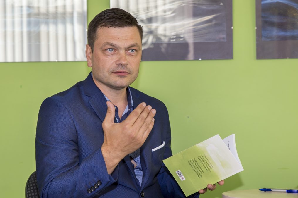 Kas bendra tarp poezijos ir policijos? Neretam šie du žodžiai atrodytų niekuo tarpusavyje nesusiję – tik ne kauniečiui Gintarui Karlauskui.