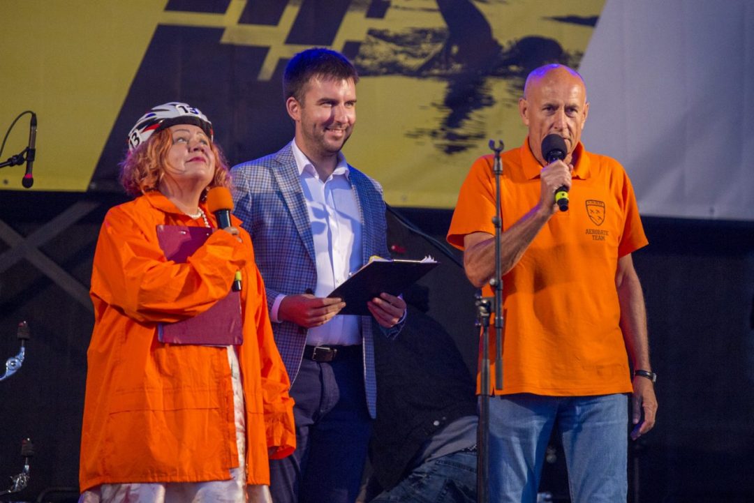 Šeštadienio oro prognozės nieko gero nežadėjo jau nuo ryto, tačiau lietaus nepabūgę panevėžiečiai rinkosi į Kultūros ir poilsio parką ne tik palaikyti ištvermingiausių sportininkų iš viso pasaulio, bet ir papramogauti ar patys pasportuoti.