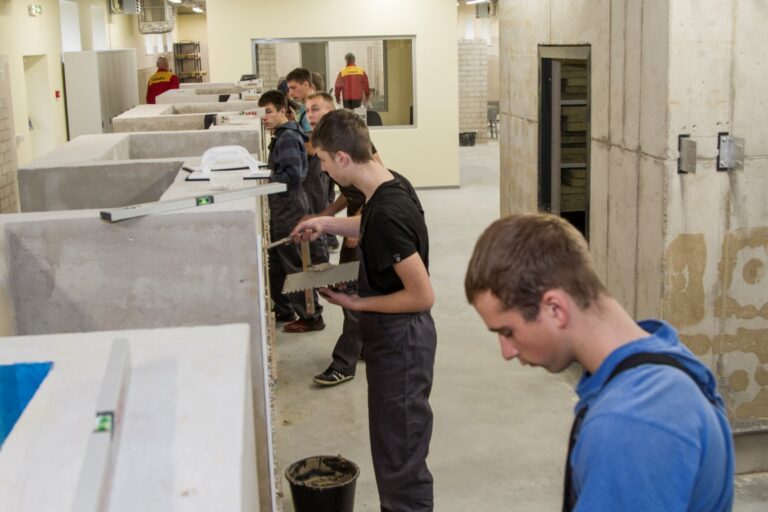 Panevėžys vadinamas pramonės miestu, tačiau moksleivių ir studentų pasirinkimai ne visada atliepia verslo ir valdžios poreikius. Nors pastaraisiais metais itin akcentuojama, kad didžiausias įsidarbinimo perspektyvas Aukštaitijos sostinėje turi įgijusieji amatą, jaunimas į profesines mokyklas vis tiek nesiveržia.