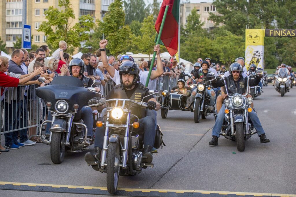 Penktadienio vakarą iškilmingai buvo atidaryta tris dienas truksianti sporto ir pramogų fiesta – jubiliejinis, jau 15-asis triatlonas. Organizatoriams pavyko užsakyti gerą orą, tad itin daug panevėžiečių atėjo palaikyti sportininkų.