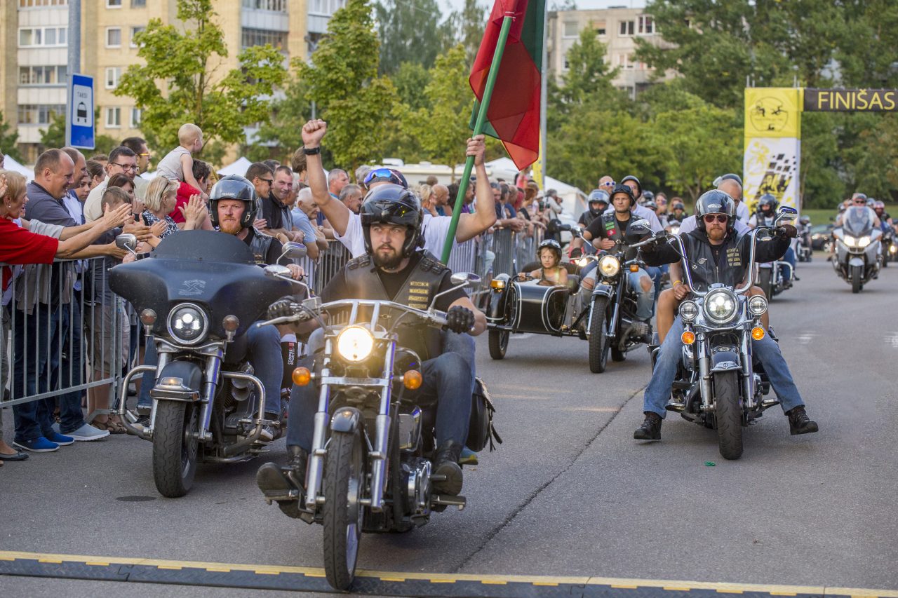 Penktadienio vakarą iškilmingai buvo atidaryta tris dienas truksianti sporto ir pramogų fiesta – jubiliejinis, jau 15-asis triatlonas. Organizatoriams pavyko užsakyti gerą orą, tad itin daug panevėžiečių atėjo palaikyti sportininkų.