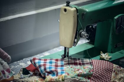 Siuvimo paslaugas teikiančioje socialinėje įmonėje dirbantys negalią turintys panevėžiečiai baiminasi likti be pragyvenimo šaltinio – jie spaudžiami iš darbo išeiti savu noru. Tačiau įmonės atstovai tvirtina, kad kai kurie tiesiog naudojasi savo negalia ir mokėti atlyginimo vien už tai, kad žmogus atėjo į darbą, negali.