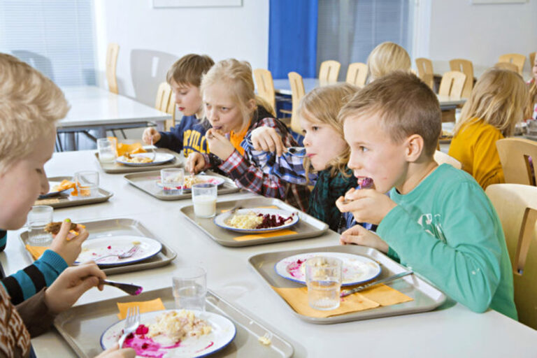 Dalies tėvų pasipiktinimo sulaukusi nauja vaikų mitybos tvarka yra gera, tik per greitai prie jos pereita, sako gydytoja dietologė Edita Gavelienė.