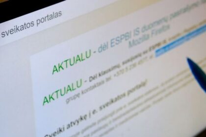 Jau nuo šių mokslo metų pradžios vaiko sveikatos pažymos turi būti išduodamos tik elektroniniu būdu, tačiau kai kurie lopšeliai-darželiai net neturi prieigos prie šios sistemos ir iš tėvų tebereikalauja pristatyti popierinį variantą. Tik bėda, kad dažnai dėl sistemos trikdžių neįmanoma atsispausdinti net ir tokio.