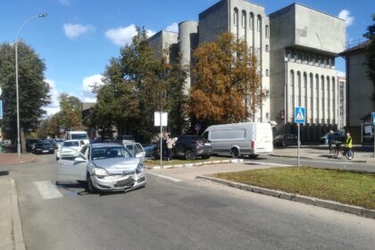 Prie miesto centrinio pašto penktadienio vidurdienį susidūrė du lengvieji automobiliai.