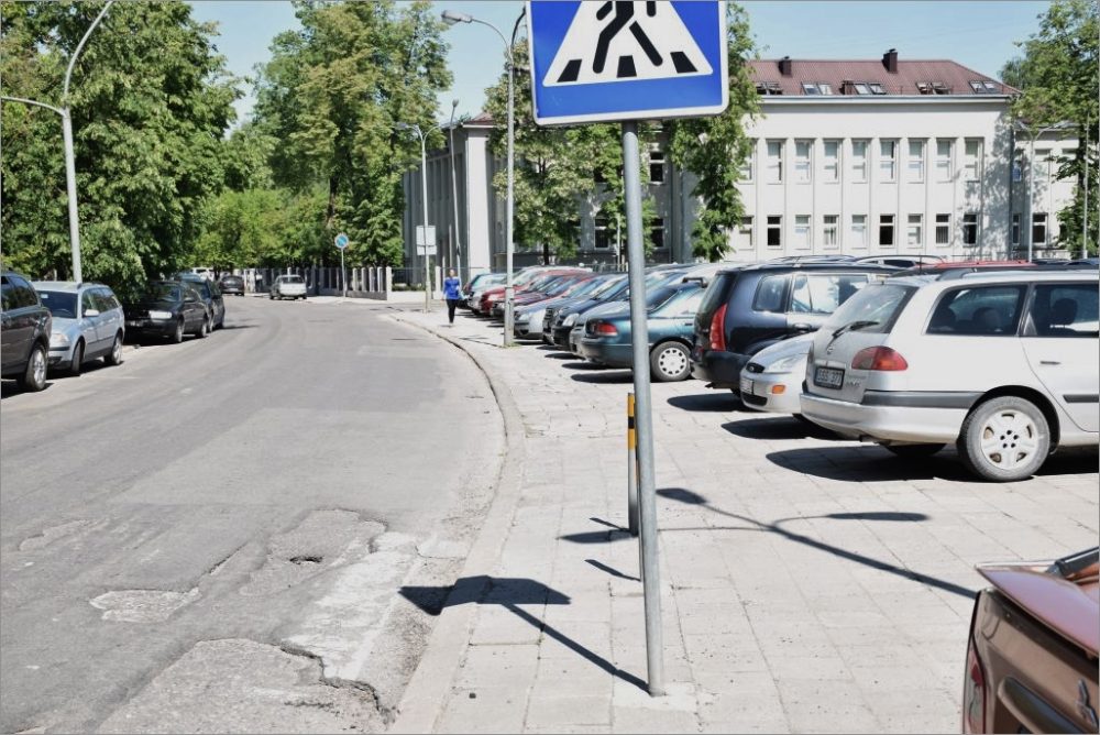 Panevėžio miesto savivaldybė pradeda A. Jakšto gatvės remontą. Nuo rugsėjo 20 d. bus uždaroma gatvės dalis nuo Stoties g. iki Liepų al. Kadangi trukdys darbams, prašome gyventojų čia nepalikti automobilių.
