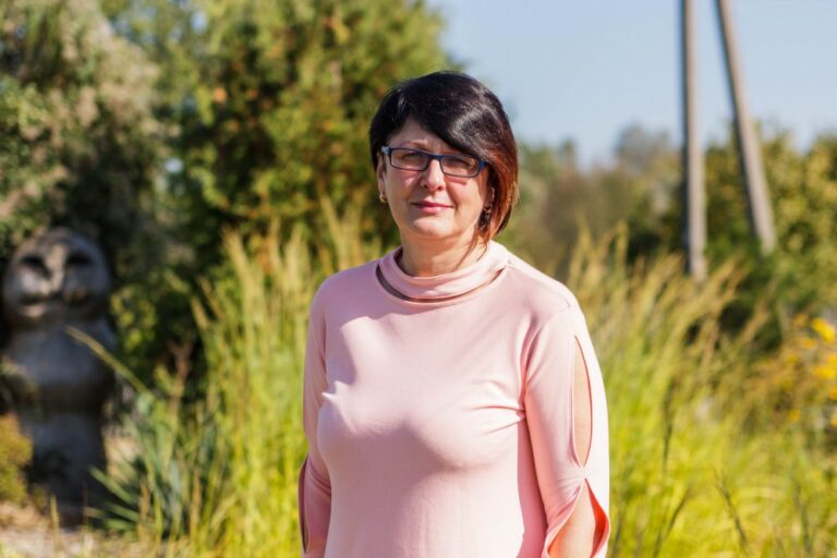 Visur gerai, bet namuose geriausia – šią tiesą Gražina Malinauskienė suprato tik po šešerių metų, praleistų Norvegijoje. Nors į svečią šalį panevėžietė išvyko su visa šeima, tėvynės ilgesio ir supratimo, kad jokie pinigai negali užpildyti dvasinės tuštumos, vedama nusprendė grįžti į gimtąjį Panevėžį. Ir drąsiai čia nėrė į verslo vandenis – atidarė pokylių namus.