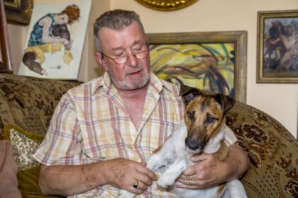 Panevėžyje žinomas medikas Albertas Astrauskas, susikirtęs su miesto Savivaldybės valdininkais dėl fontane nusimaudžiusio foksterjero Roksio, nepasiduoda. Nubaustas 75 eurų bauda, medikas jau ruošia dokumentus teismui.