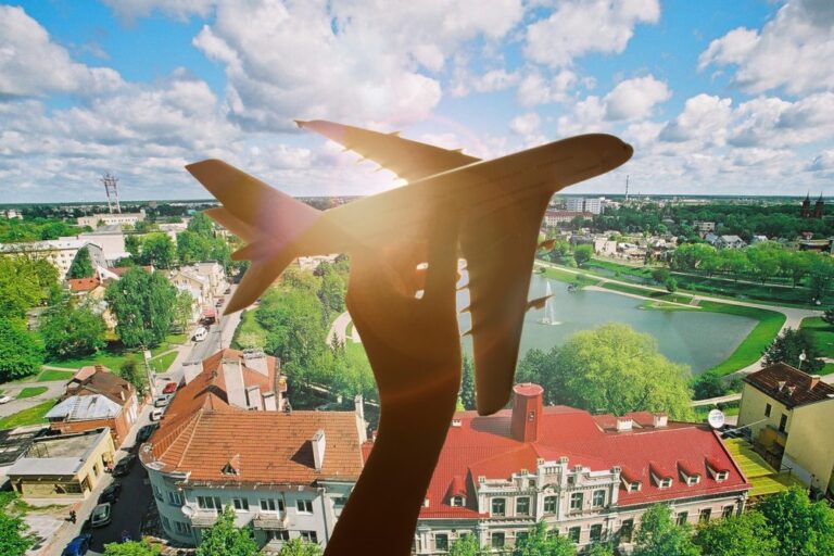 Statistika skelbia apie mažėjančius emigracijos ir augančius sugrįžtančiųjų srautus. Po septynerių Vokietijoje praleistų metų į Panevėžį su šeima parvažiavusi žurnalistė Justė Širmulė tokiu pasirinkimu nustebino ne vieną svetur likusią draugų šeimą. Su kokiais iššūkiais Lietuvoje susidūrė buvusi emigrantė?