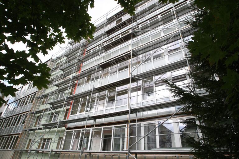 Renovacija keičia ne tik didmiesčių, bet ir mažesnių miestelių veidus. Daugelis gyventojų jau suprato, kad tai vienintelis būdas atnaujinti savo senus daugiabučius, tuo labiau kad ir valstybė finansiškai prisideda prie šių pokyčių. Kupiškis – ne išimtis. Čia renovuoti jau 32 daugiabučiai, 8 vyksta darbai, o dar 7 laukia savo eilės kitame etape.