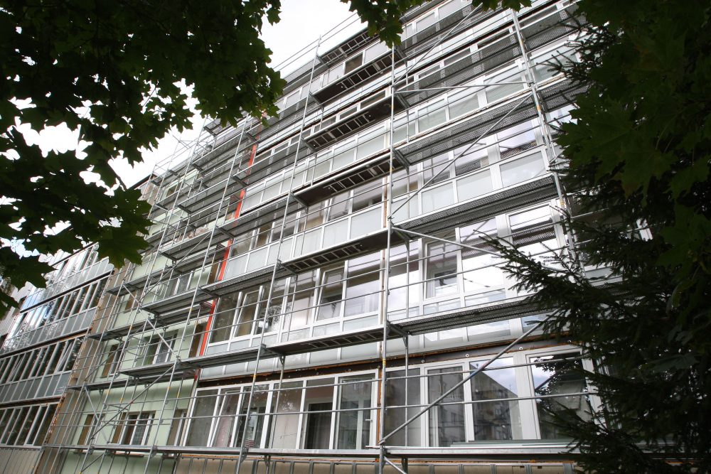 Renovacija keičia ne tik didmiesčių, bet ir mažesnių miestelių veidus. Daugelis gyventojų jau suprato, kad tai vienintelis būdas atnaujinti savo senus daugiabučius, tuo labiau kad ir valstybė finansiškai prisideda prie šių pokyčių. Kupiškis – ne išimtis. Čia renovuoti jau 32 daugiabučiai, 8 vyksta darbai, o dar 7 laukia savo eilės kitame etape.