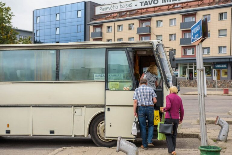 Ilgokai ieškojusi, kas galėtų vežti keleivius į kaimą, Panevėžio rajono savivaldybė pagaliau turi naujas sutartis. Didžioji dalis senųjų vežėjų suks galvas, iš ko gyventi toliau.