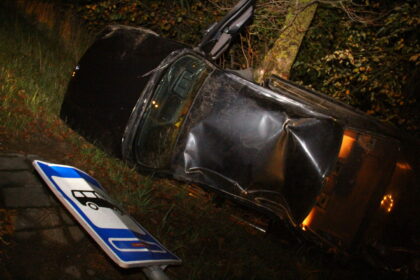 Šeštadienio vėlų vakarą netoli Velžio įvyko avarija. Jauno vairuotojo vairuojamas BMW nulėkė nuo kelio, išvertė autobusų stotelės ženklą ir kelis kartus vertėsi. Laimei, vairuotojas išvengė sunkių sužalojimų.