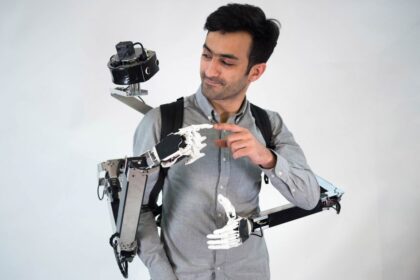 Nuotolinis valdymas gali įgauti nestandartines formas ir sprendimus. To pavyzdys – sprendimas „Fusion“, kurį pristatė Tokijo ir Keijo universitetų inžinierių ir dizainerių kolektyvas. Robotui buvo suteikta kuprinės forma ir įtaisyti du valdymo moduliai – nuotolinis ir žmogaus nešėjo.