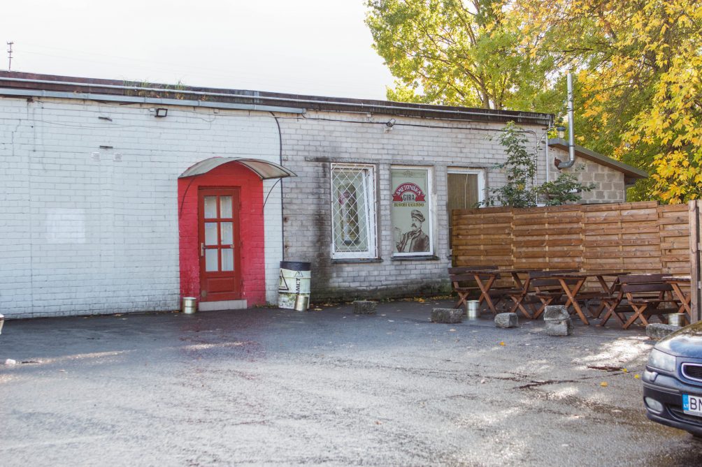 Panevėžio valdžia toliau veržia žarną, kuria į panevėžiečių gerkles teka alkoholis. Darbo laiką apriboti siūloma dar dviem alaus barams, tapusiems galvos skausmu aplinkiniams gyventojams. Iš prekybos alkoholiu besipelnantys sankcijų sulaukę verslininkai graso verslą kelsiantys į užsienį.