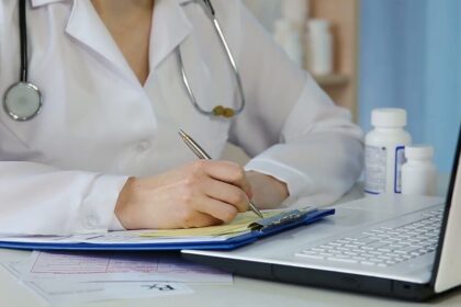 Nors ligonių kasos nuolat primena, kad šeimos gydytojai, įvertinę paciento sveikatos būklę, sprendžia, ar reikalinga gydytojo specialisto konsultacija, Panevėžio teritorinės ligonių kasos (Panevėžio TLK) Gyventojų aptarnavimo skyrius dažnokai sulaukia gyventojų, besiskundžiančių, kad iš šeimos gydytojų neįmanoma išsireikalauti siuntimų pas gydytojus specialistus.