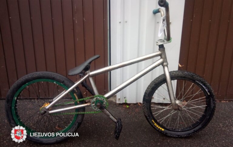 2018-09-10 1.47 val. Panevėžyje, Laisvės a., prie Lietuvos didžiojo kunigaikščio Aleksandro paminklo, rastas sidabrinės spalvos dviratis.
