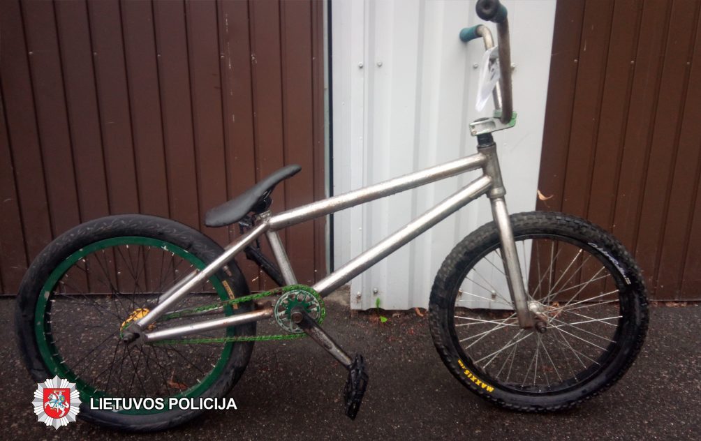 2018-09-10 1.47 val. Panevėžyje, Laisvės a., prie Lietuvos didžiojo kunigaikščio Aleksandro paminklo, rastas sidabrinės spalvos dviratis.