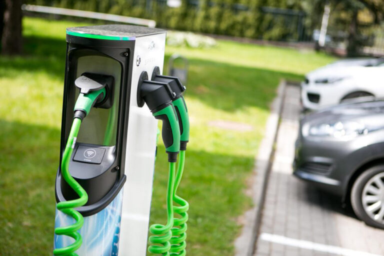 Panevėžio miesto savivaldybei susisiekimo ministro įsakymu skirta daugiau kaip 85 tūkst. Eur trims elektromobilių įkrovos prieigoms įrengti.