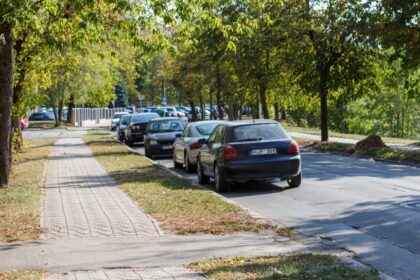 Panevėžys virsta viena didele statybų aikštele. Šiomis dienomis pradėta remontuoti dar viena itin probleminė vieta – A. Jakšto gatvė, kurioje įsikūrusios net dvi gydymo įstaigos. Gatvę numatoma tvarkyti dviem etapais. Pirmuoju bus uždaryta jos dalis nuo Stoties gatvės iki Liepų alėjos. Likusi atkarpa bus rekonstruojama kelininkams pabaigus pirmąją.