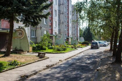 Pirmasis Lietuvoje parengęs išskirtinę tvarką, kaip padėti sutvarkyti automobilių aikšteles, esančias daugiabučių namų kiemuose, Panevėžys gerokai įstrigo. Paaiškėjus, kad dauguma tokių aikštelių net neregistruotos, Savivaldybė, baimindamasi investuoti į ne savo turtą, sumojo jas perimti. Nors, pasak miesto valdžios, tokią išeitį leidžia įstatymai, dėl gyventojams reikalingų aikštelių perėjimo į valdiškas rankas užprotestavo Aplinkos ministerija.