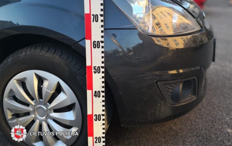 2018-09-14 Panevėžyje, Liepų al. apgadintas automobilis „Ford Fiesta“. Jį apgadinusio automobilio vairuotojas iš eismo įvykio vietos pasitraukė.