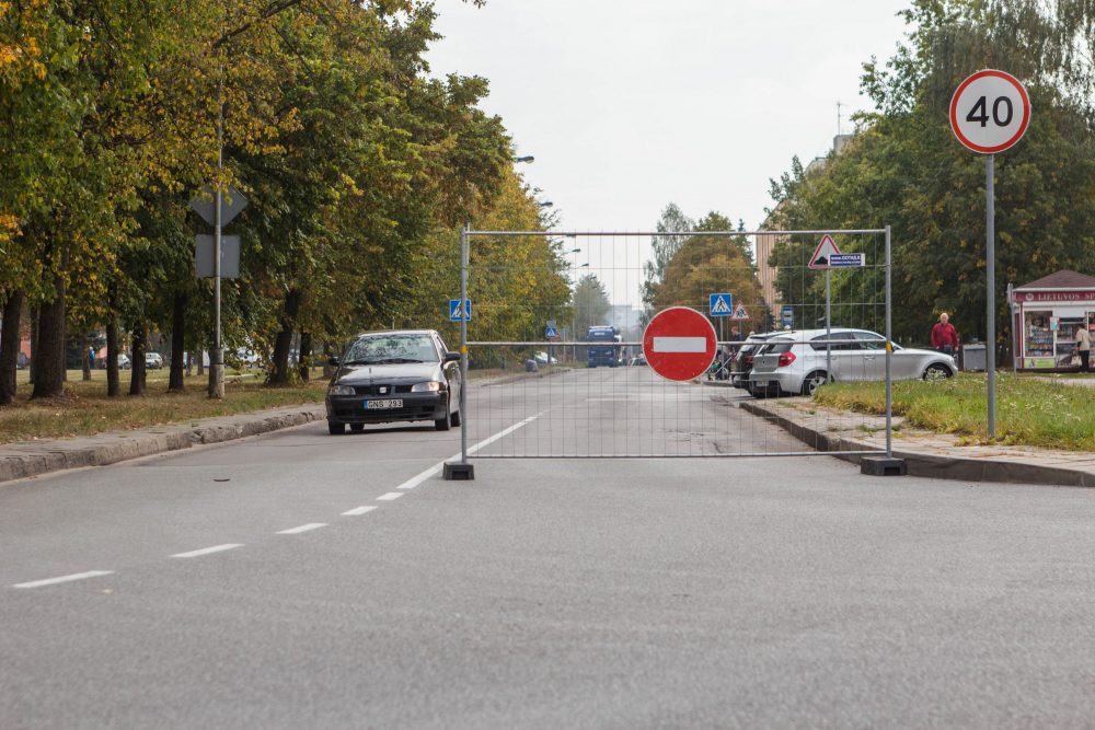 Vienai po kitos Panevėžio miegamųjų rajonų gatvėms virstant statybų aikštelėmis, gyventojams ir Savivaldybei iššūkiu tampa privažiavimas prie apkasuose likusių daugiabučių. Valdininkai tvirtina numatę naują, laikiną, įvažiavimą į vienos tankiausiai apgyvendintų mieste Statybininkų gatvės namus.