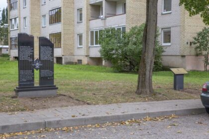 Liepą J. Zikaro gatvės pradžioje pastačius informacinę lentą, skirtą skulptoriui, svarstoma, ar ši vieta tikrai pati tinkamiausia pagerbiant tokią iškilią asmenybę. Mat šalia stovi gerokai didesnė – žydų labdaros organizacijos „Joint“ 100-osioms veiklos metinėms Lietuvoje atminimo stela.