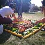 Pačioje Panevėžio širdyje, Laisvės aikštėje, devintą kartą savaitei įsikuria spalvinga, rudeniška galerija. Jau tradicija tapusį kūrybinių darbų plenerą „Gamtos spalvos“ po atviru dangumi organizuoja vaikų lopšelio-darželio „Puriena“ bendruomenė.