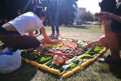 Pačioje Panevėžio širdyje, Laisvės aikštėje, devintą kartą savaitei įsikuria spalvinga, rudeniška galerija. Jau tradicija tapusį kūrybinių darbų plenerą „Gamtos spalvos“ po atviru dangumi organizuoja vaikų lopšelio-darželio „Puriena“ bendruomenė.