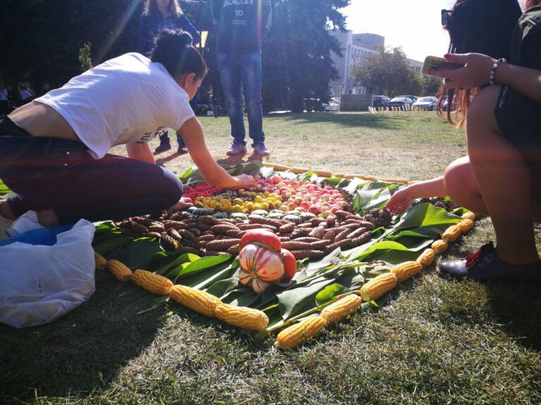Pačioje Panevėžio širdyje, Laisvės aikštėje, devintą kartą savaitei įsikuria spalvinga, rudeniška galerija. Jau tradicija tapusį kūrybinių darbų plenerą „Gamtos spalvos“ po atviru dangumi organizuoja vaikų lopšelio-darželio „Puriena“ bendruomenė.