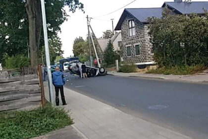 Penktadienio vakarą mieste pasipylė viena avarija po kitos. Apie pusė keturių popiet Senamiesčio gatvėje susidūrus dviem automobiliams, vienas jų po smūgio į stulpą liko gulėti ant šono.