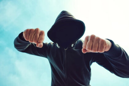 Vėlų vakarą Panevėžyje, gyvenamųjų namų mikrorajone, sumuštas ir apiplėštas 26-erių vyras.