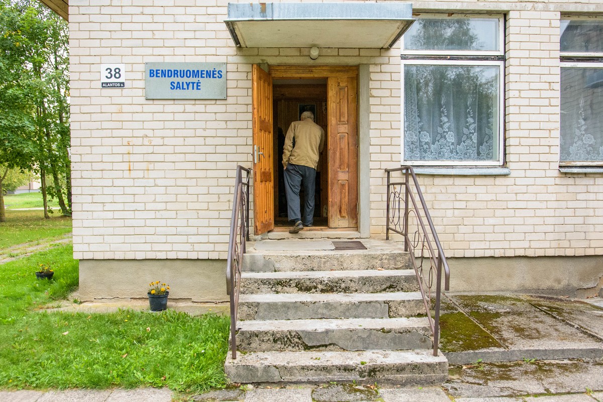 Kai bendruomenės metų metus valdžios prašo pagalbos remontuojant ar tvarkant patalpas, velžiečiai piestu stoja prieš Panevėžio rajono savivaldybės pasiūlymą sutvarkyti apleistą pastatą, kuriame įsikūrusi ankšta šio miestelio šarvojimo ir maldos salė.