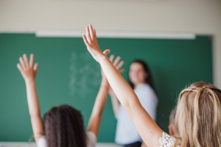 Besikeičiančiame pasaulyje iššūkis mokytojams – būti žingsniu priekyje, sudominti, uždegti, įkvėpti savo mokinius. Būti ne tik draugu, bet ir gyvenimo vedliu. Tarptautinė mokytojų diena – proga padėkoti tiems, kurie su jaunąja karta dalijasi žiniomis, patirtimi, padeda skleistis asmenybėms.