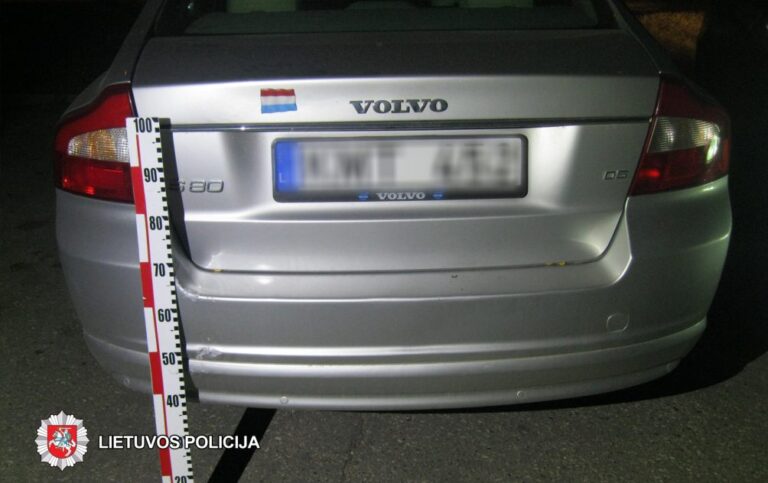 2018-10-01 Panevėžyje, Beržų g., apgadintas automobilis „Volvo“. Jį apgadinusio automobilio vairuotojas iš eismo įvykio vietos pasitraukė.