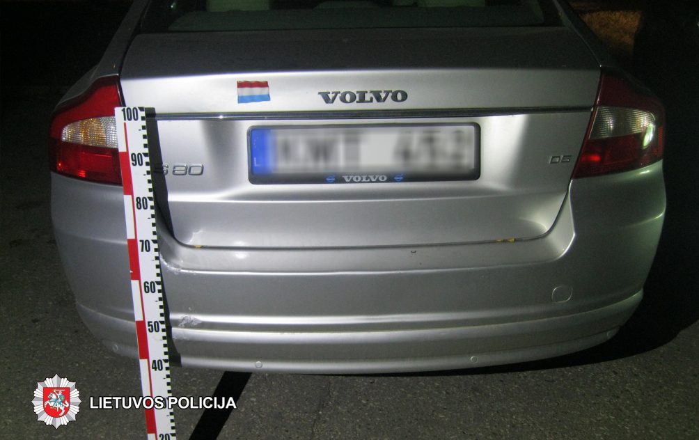 2018-10-01 Panevėžyje, Beržų g., apgadintas automobilis „Volvo“. Jį apgadinusio automobilio vairuotojas iš eismo įvykio vietos pasitraukė.