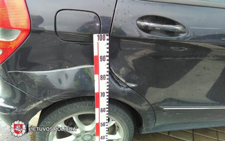 2018-10-03 Panevėžyje, Respublikos g., apgadintas automobilis „Mercedes-Benz“. Jį apgadinusio automobilio vairuotojas iš eismo įvykio vietos pasitraukė.