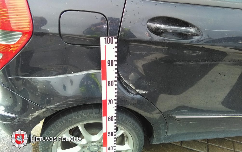 2018-10-03 Panevėžyje, Respublikos g., apgadintas automobilis „Mercedes-Benz“. Jį apgadinusio automobilio vairuotojas iš eismo įvykio vietos pasitraukė.