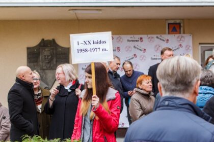 Panevėžio 5-osios gimnazijai – ypatinga diena. Šeštadienį čia susirinko minios žmonių iš tolimiausių šalies ar net užsienio kampelių. Dabartiniai ir buvę gimnazijos mokiniai, mokytojai minėjo savo mokyklos 100 metų sukaktį.