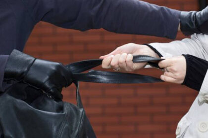 Panevėžio gatvėse praeivius apiplėšinėjusiai trijų jaunuolių kompanijai dienas leidžiant jau už grotų, užpuldinėjimai vis dėlto nesiliovė.