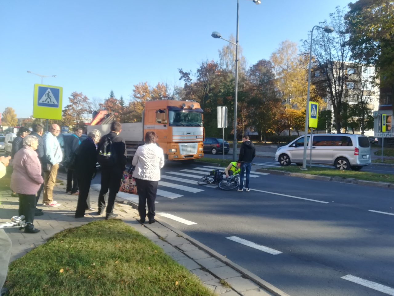 Nemuno gatvėje šį rytą praeivius pašiurpino skausmingas eismo įvykis. Pro šalį ėjusių žmonių akivaizdoje po lengvojo automobilio ratais pakliuvo dviratininkė.