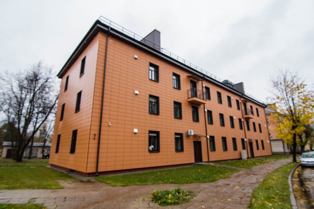 Vis daugiau daugiabučių gyventojų, įvertinę įsivažiavusios renovacijos naudą, ryžtasi atnaujinti senus namus. Marijonų gatvės 39-asis daugiabutis iš tolo akį traukia pasikeitusia išvaizda. Tai ne tik vienas iš stilingiausiai, bet ir moderniausiai Panevėžyje renovuotų namų. Tačiau jo gyventojai dėl tokio modernumo džiaugsmu netrykšta.