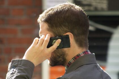 Pėstiesiems bus draudžiama kalbėtis telefonu perėjose, vairuotojai turės praleisti ir tik besirengiančius žengti į perėją žmones.